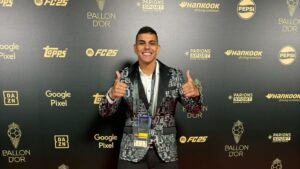 Humorista Victor Melo posa para fotos no tapete vermelho da Bola de Ouro