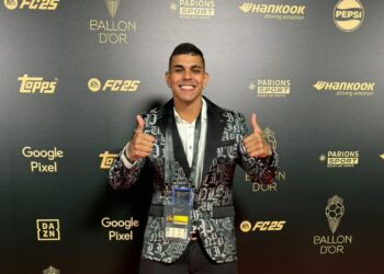 Humorista Victor Melo posa para fotos no tapete vermelho da Bola de Ouro