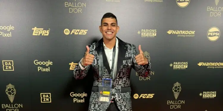 Humorista Victor Melo posa para fotos no tapete vermelho da Bola de Ouro