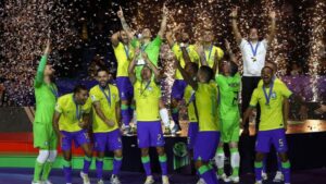 Seleção Brasileira de futsal levanta a taça da Copa do Mundo, após vencer a final contra a Argentina por 2 a 1