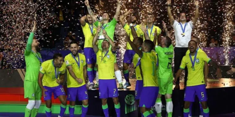 Seleção Brasileira de futsal levanta a taça da Copa do Mundo, após vencer a final contra a Argentina por 2 a 1