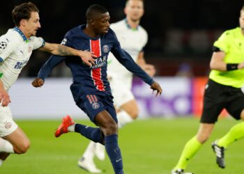 Ousmane Dembelé, do PSG, disputa a posse de bola com Til, do PSV, em partida válida pela Champions League