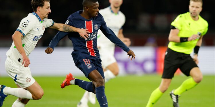 Ousmane Dembelé, do PSG, disputa a posse de bola com Til, do PSV, em partida válida pela Champions League