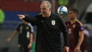 Técnico do Uruguai, Marcelo Bielsa, orienta seu time durante partida contra a Venezuela, válida pelas Eliminatórias Sul-Americanas