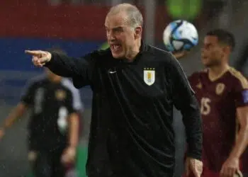 Técnico do Uruguai, Marcelo Bielsa, orienta seu time durante partida contra a Venezuela, válida pelas Eliminatórias Sul-Americanas