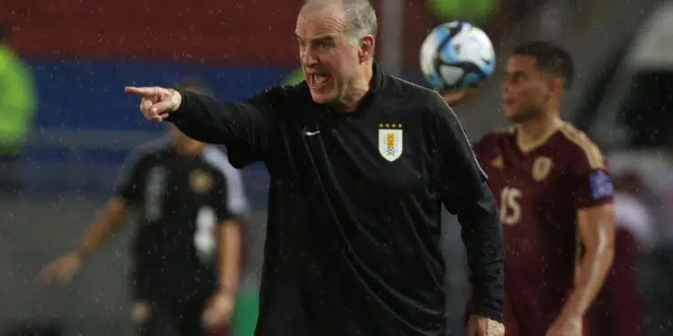 Técnico do Uruguai, Marcelo Bielsa, orienta seu time durante partida contra a Venezuela, válida pelas Eliminatórias Sul-Americanas