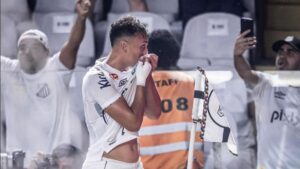 Diego Pituca, meio-campista do Santos, beija o escudo da camisa na comemoração de seu gol contra o Ceará