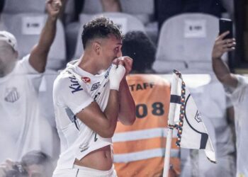 Diego Pituca, meio-campista do Santos, beija o escudo da camisa na comemoração de seu gol contra o Ceará