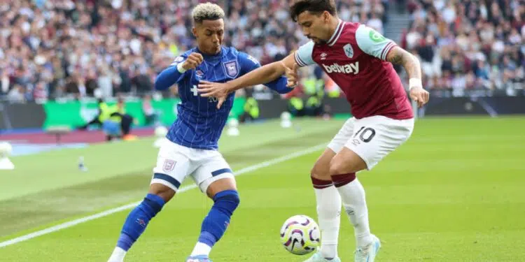 Lucas Paquetá, meio-campista do West Ham, disputa a bola com jogador do Ipswich Town, em partida válida pela Premier League