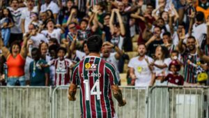 Germán Cano, atacante do Fluminense, comemora com a torcida o gol marcado contra o Athletico-PR