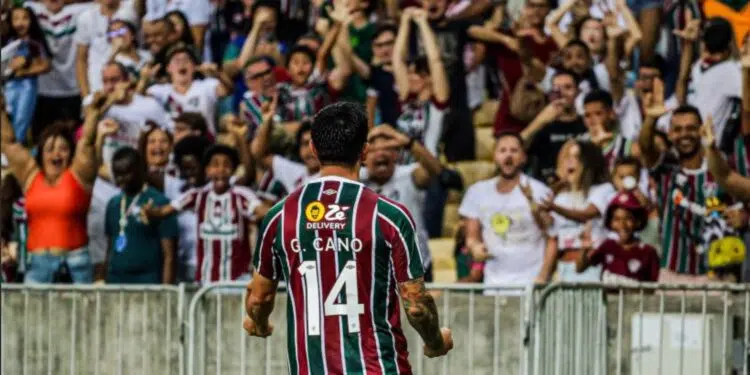 Germán Cano, atacante do Fluminense, comemora com a torcida o gol marcado contra o Athletico-PR