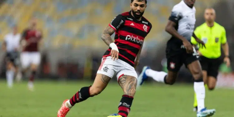 Gabriel Barbosa, centroavante do Flamengo, domina a bola durante partida contra o Corinthians, válida pela Copa do Brasil