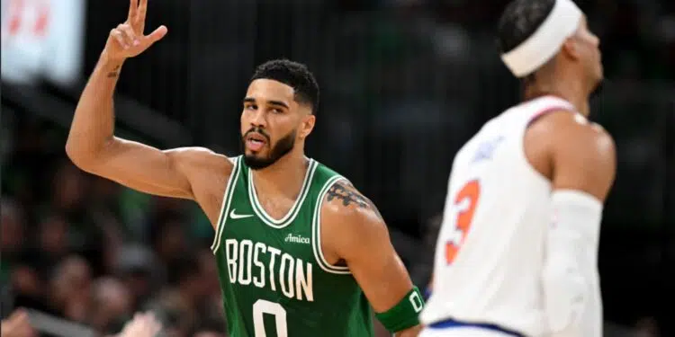 Jayson Tatum, do Boston Celtics, comemora uma cesta de três marcada contra o New York Knicks