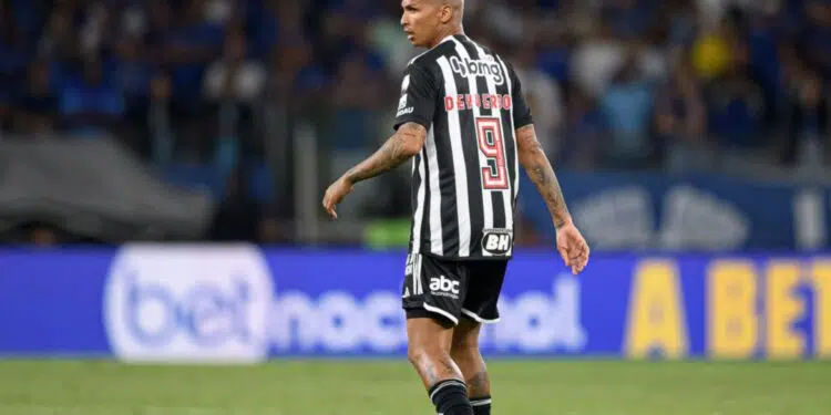 Deyverson, atacante do Atlético-MG, durante partida contra o Cruzeiro, válida pelo Campeonato Brasileiro