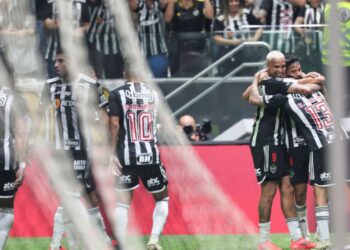 Jogadores do Atlético-MG se abraçam após Deyverson marcar o segundo gol da equipe contra o River Plate