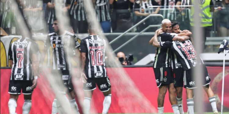 Jogadores do Atlético-MG se abraçam após Deyverson marcar o segundo gol da equipe contra o River Plate
