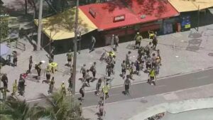 Imagem aérea de torcedores do Peñarol entrando em conflito com a polícia