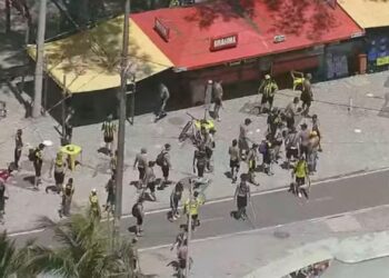 Imagem aérea de torcedores do Peñarol entrando em conflito com a polícia