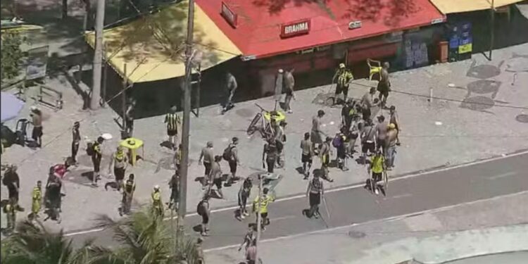 Imagem aérea de torcedores do Peñarol entrando em conflito com a polícia