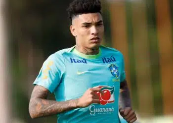 Igor Jesus, atacante do Botafogo, participa do treinamento da Seleção Brasileira para as Eliminatórias