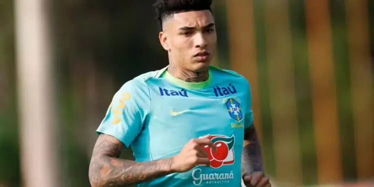 Igor Jesus, atacante do Botafogo, participa do treinamento da Seleção Brasileira para as Eliminatórias