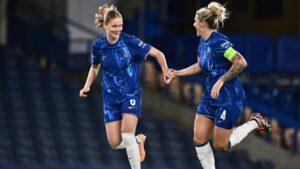 Sjoeke Nusken, do Chelsea, comemora com Millie Bright o primeiro gol da partida