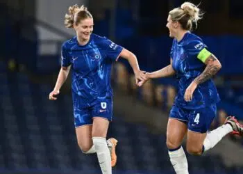 Sjoeke Nusken, do Chelsea, comemora com Millie Bright o primeiro gol da partida