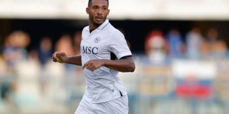 Juan Jesus, zagueiro do Napoli, durante partida contra o Hellas Verona, válida pela Serie A