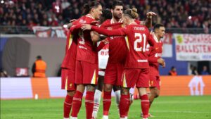 Jogadores do Liverpool se abraçam e comemoram o gol marcado por Darwin Nuñez, contra o RB Leipzig