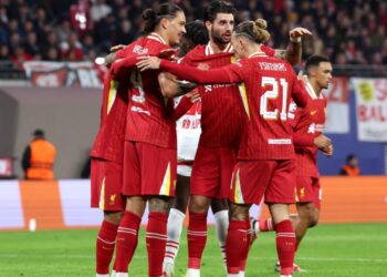 Jogadores do Liverpool se abraçam e comemoram o gol marcado por Darwin Nuñez, contra o RB Leipzig