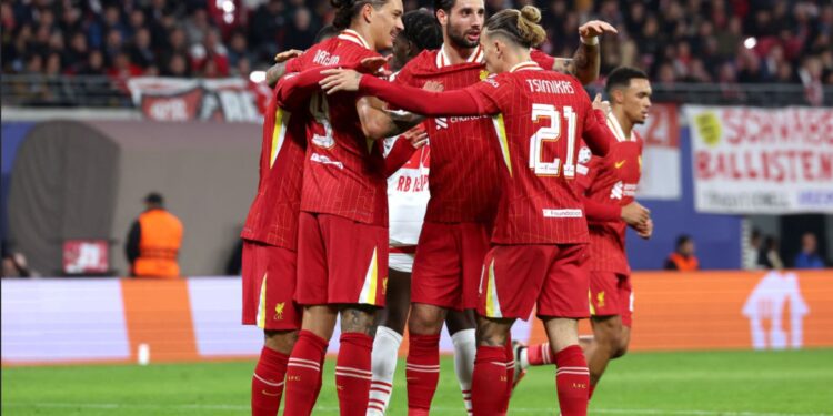 Jogadores do Liverpool se abraçam e comemoram o gol marcado por Darwin Nuñez, contra o RB Leipzig