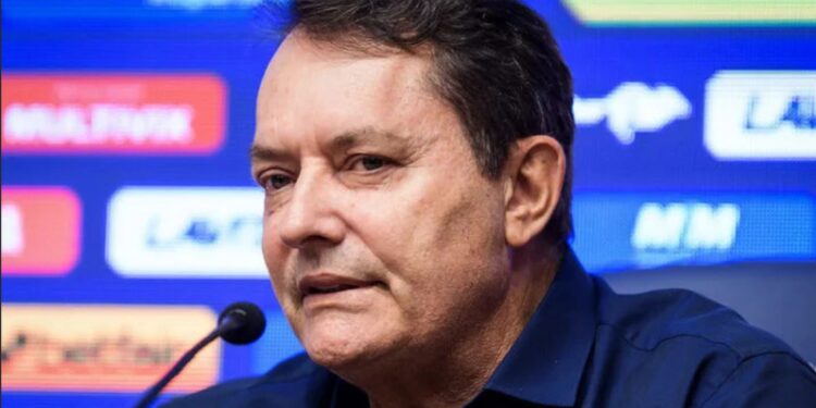 Pedrinho Lourenço, presidente do Cruzeiro, durante entrevista coletiva