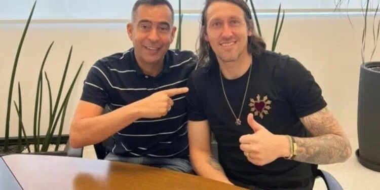 Empresário Carlos Leite posa com Cássio, ex-goleiro do Corinthians