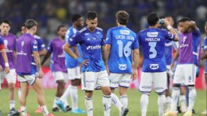Jogadores do Cruzeiro se reúnem no meio de campo decepcionados, após empate com o Lanús