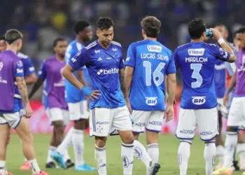 Jogadores do Cruzeiro se reúnem no meio de campo decepcionados, após empate com o Lanús