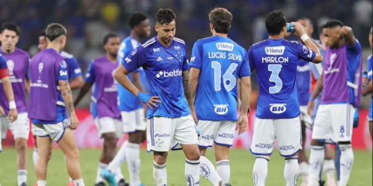 Jogadores do Cruzeiro se reúnem no meio de campo decepcionados, após empate com o Lanús