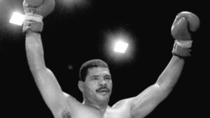 Maguila levanta os braços após vencer uma luta de boxe
