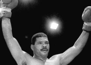 Maguila levanta os braços após vencer uma luta de boxe