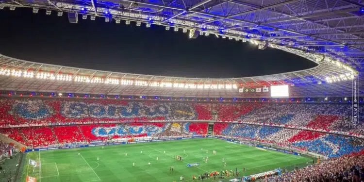 Torcida do Fortaleza exibe um mosaico escrito "O sonho vive", antes de partida contra o Rosario Central, válida pela Copa Sul-Americana