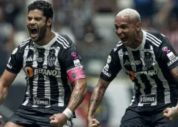 Hulk e Deyverson, atacantes do Atlético-MG, comemoram os gols marcados contra o Grêmio, em partida válida pelo Brasileirão