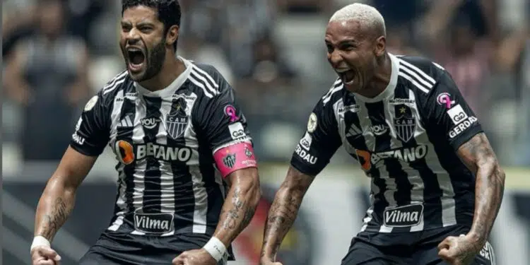 Hulk e Deyverson, atacantes do Atlético-MG, comemoram os gols marcados contra o Grêmio, em partida válida pelo Brasileirão