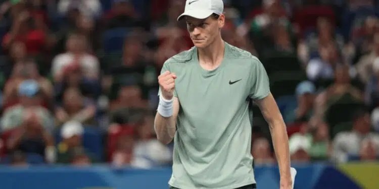 Jannik Sinner, tenista italiano, comemora sua vitória sobre Thomas Machac, em partida válida pela semifinal do Masters de Xangai
