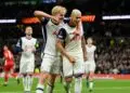 Lucas Bergvall e Richarlison se abraçam após o brasileiro marcar contra o AZ, em partida válida pela Liga Europa