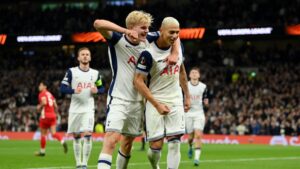 Lucas Bergvall e Richarlison se abraçam após o brasileiro marcar contra o AZ, em partida válida pela Liga Europa