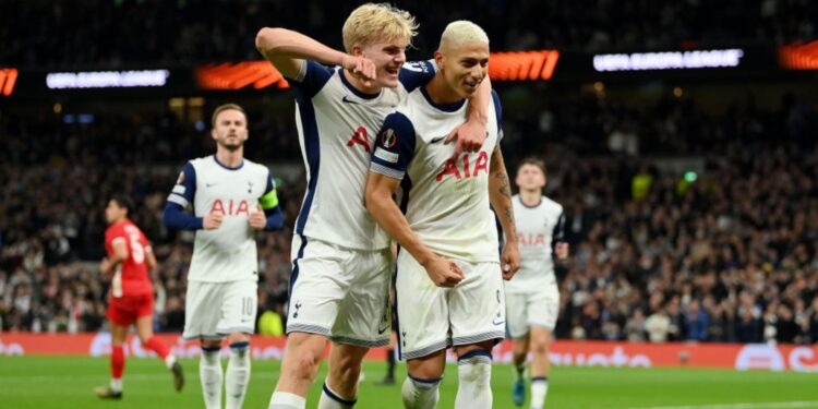 Lucas Bergvall e Richarlison se abraçam após o brasileiro marcar contra o AZ, em partida válida pela Liga Europa