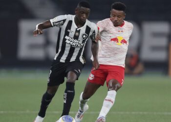 Luiz Henrique, do Botafogo, e Eric Ramires, d RB Bragantino, disputam a posse de bola durante partida válida pelo Brasileirão