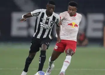 Luiz Henrique, do Botafogo, e Eric Ramires, d RB Bragantino, disputam a posse de bola durante partida válida pelo Brasileirão
