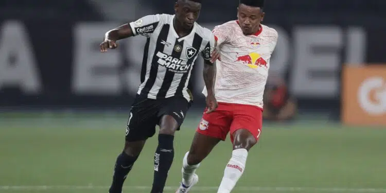 Luiz Henrique, do Botafogo, e Eric Ramires, d RB Bragantino, disputam a posse de bola durante partida válida pelo Brasileirão