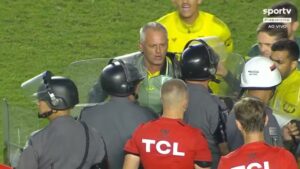Lisca tenta confrontar árbitro após partida contra o Santos, mas é contido por policiais