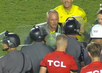 Lisca tenta confrontar árbitro após partida contra o Santos, mas é contido por policiais